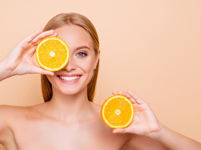 فوائد فيتامين سي: دليلك الشامل لصحة الجسم والبشرة&nbsp;والشعر